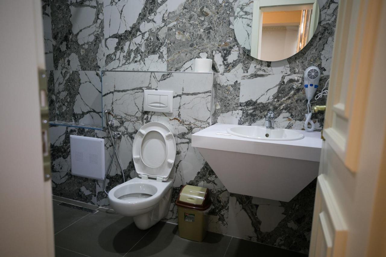 Hotel Lotus Tirana Bagian luar foto