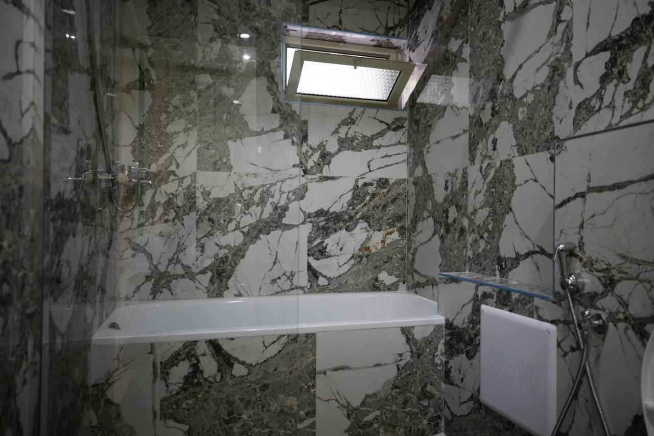 Hotel Lotus Tirana Bagian luar foto