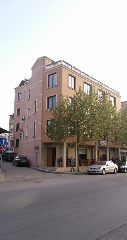 Hotel Lotus Tirana Bagian luar foto